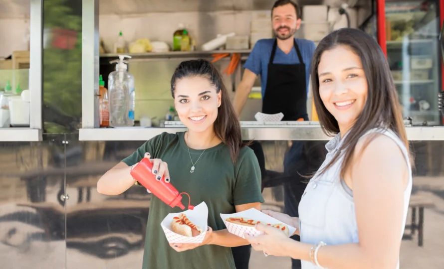 Foodtruck vs foodtrailer Foodtruck vs foodtrailer