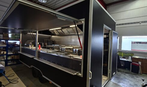 AVB Manufaktur Werkstatt – Food Trailer mit geöffneter Klappe und Küchenausstattung