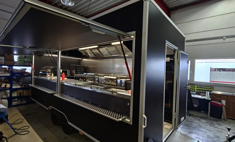 AVB Manufaktur Werkstatt – Food Trailer mit geöffneter Klappe und Küchenausstattung